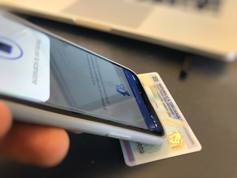 App CIE ID come inquadrare carta con telefono