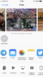 Schermata iPhone per la condivisione foto iCloud o Airdrop